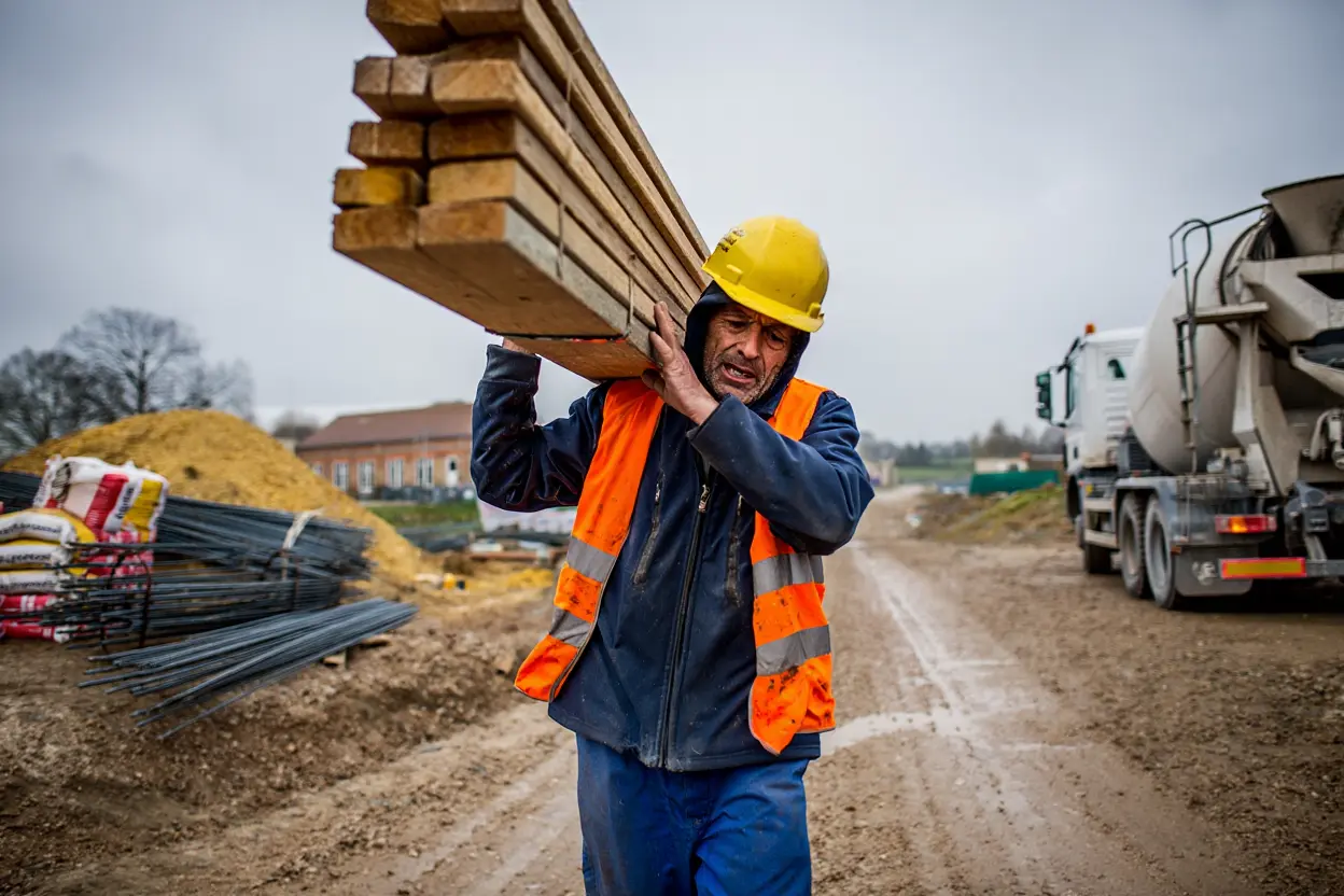 Employés travaillant en équipe sur chantier