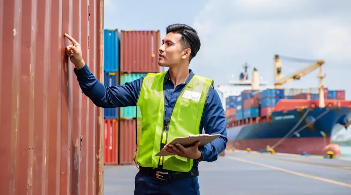 Chef de quai supervisant les opérations sur un quai logistique