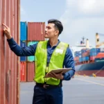 Chef de quai supervisant les opérations sur un quai logistique