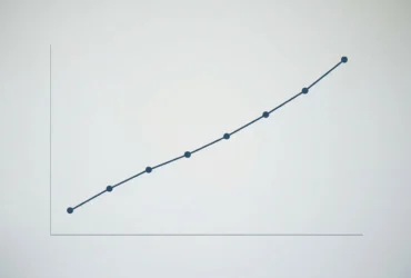 Tendance ascendante d’un graphique linéaire avec points marqués, indiquant une progression constante sur l’axe horizontal et vertical. Incluant le mot-clé intégré: salaire moyen roumanie.