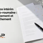 Page de présentation montrant des documents avec stylo, related to agence intérim franco-roumaine et détachement.