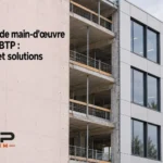 Panneau sur un bâtiment en construction montrant le titre Pénurie de main-d'œuvre dans le BTP : causes et solutions.
