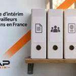 Vitrine montrant des classeurs gris sur une étagère et le logo CAP Intérim à gauche, représentant une agence d’intérim de